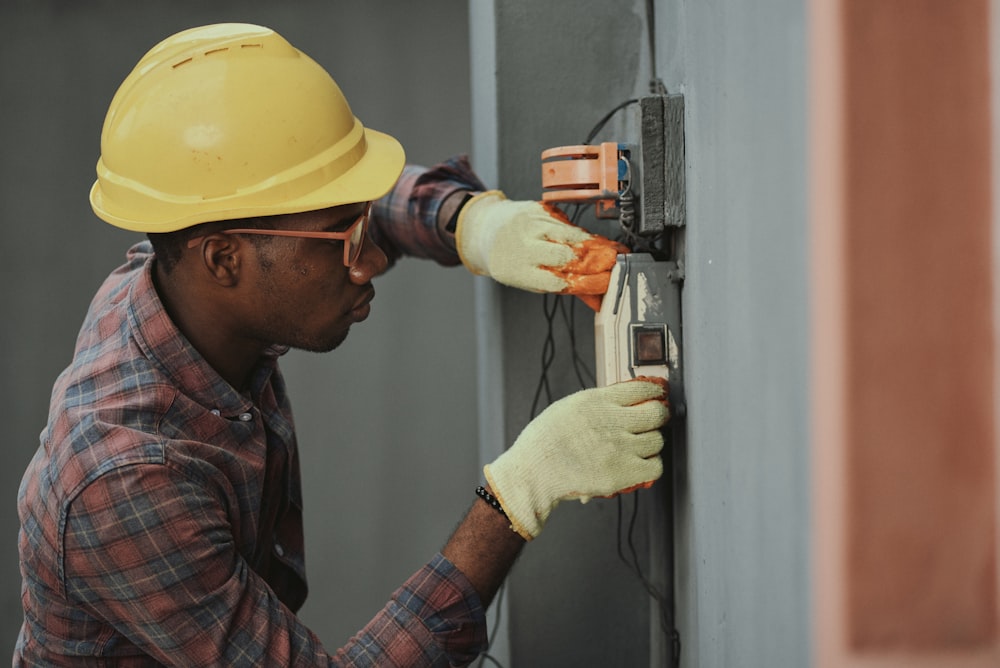Ingeniero Eléctrico trabajando